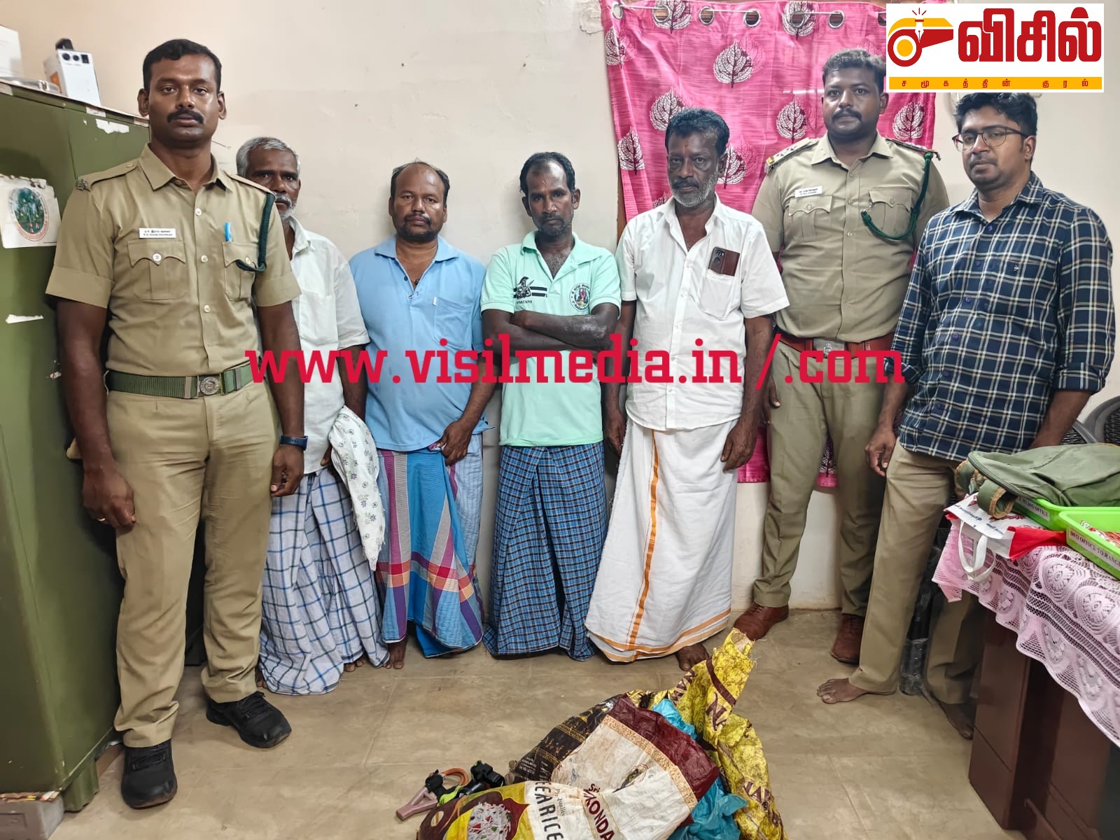 மலைப்பகுதியில் வௌவால் வேட்டையாட முயன்ற கும்பல் தடுத்து நிறுத்தம் – 4 பேர் கைது